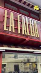 Patatas, huevo, sal y aceite. Nada más. Ni siquiera un poco de cebolla. Estos son los ingredientes de la tortilla de La Falda, ganadora del concurso a la Mejor Tortilla de España celebrado en Alicante Gastronómica.En los fogones del restaurante está Alejandro Oliveira, que maneja con una soltura envidiable la sartén y consigue que una tortilla, de estilo betanzos, baile en el plato. Su socios en La Falda, Xan Otero y Claudia Rodriguez, le ayudaron a dar la forma definitiva a su elaboración.El secreto no sólo está en los ingredientes, también en la forma de hacerla. Los primeros son sencillos: huevos de Gallina de Mos, patata monalisa de Segovia, aceite y sal. Alejandro usa una docena de huevos enteros y tres yemas extra. Para batirlos utiliza una varilla que mueve enérgicamente.El otro secreto está en la sarten. Hasta cuatro vueltas puede dar Alejandro a la preparación para conseguir la textura que quiere. En dos minutos, y con un simple vistazo, ya sabe si está lista o no.