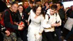 Rosalía ha sorprendido este lunes a sus seguidores al anunciar desde Times Square (Nueva York) la fecha de lanzamiento de su nuevo álbum, titulado ‘Lux’, que verá la luz el 7 de noviembre.El anuncio apareció en una de las icónicas pantallas luminosas que dominan la plaza neoyorquina. En el video, la artista española aparece vestida completamente de blanco, con un atuendo que recuerda al de una monja, el velo cubriéndole el cabello y las manos ocultas dentro de la camisa. Detrás de ella, la palabra ‘Lux’ se repite en bucle, mientras que un cartel contiguo muestra la fecha ‘Noviembre 7’.Durante los últimos días, Rosalía había dejado pistas en redes sociales sobre su nuevo proyecto. La semana pasada compartió una partitura titulada ‘Berghain’, en alusión a la famosa discoteca tecno de Berlín. Además, el cine Callao de Madrid también se iluminó con una proyección promocional del álbum, donde se podía ver una imagen suya, un símbolo similar al de la paz y el pentagrama musical que ella misma había difundido.Está previsto que la cantante realice un directo en TikTok este lunes a las 20:45 (hora española) para ofrecer más detalles sobre ‘Lux’, su cuarto disco de estudio y el primero desde ‘Motomami’ (2022), el álbum con el que conquistó múltiples premios, entre ellos el Grammy Latino a Mejor Álbum del Año.