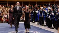 "Con emoción de padre y de rey", el Rey Felipe VI ha asegurado este viernes durante la ceremonia de entrega de los Premios Princesa de Asturias que le corresponde ceder espacio a su hija, la Princesa Leonor, como heredera de la Corona, en un acto que el monarca ha protagonizado durante más de cuarenta años.El Teatro Campoamor de Oviedo ha sido el escenario de esta emotiva declaración, en la que Felipe VI ha recordado que su hija "lleva ya siete años asistiendo a este acto" y que, en este tiempo, "ha ido asumiendo gradualmente la tarea de presidir estos premios, dando a cada paso nuevas pruebas de madurez y sensibilidad; con un papel también más activo en la vida pública"."En consecuencia, me corresponde —creo yo— ir cediéndole ya este espacio, como heredera de la Corona y como presidenta de honor de la Fundación desde hace 11 años", ha expresado el monarca visiblemente emocionado.Momentos antes, la Princesa Leonor había arrancado sonrisas entre el público al referirse a su padre como "boomer" durante su intervención, más extensa que en ediciones anteriores, reflejo de su creciente protagonismo en los premios.Leonor de Borbón explicó que, "aun siendo de la generación zeta e hija de una equis y de un boomer", tiene la sensación de que escribir una carta "permite pararse, profundizar y pensar más". Con este hilo conductor, dedicó buena parte de su discurso a glosar las cualidades de los premiados de este año, en lo que definió como una "carta con envío postal de viva voz" en estos tiempos "de inmediatez, de fugacidad, de virtualidades, de bits".