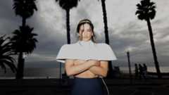 El cuarto disco de estudio de Rosalía, 'Lux', se ha visto expuesto al público antes de lo esperado. Aunque la discográfica Sony mantiene el lanzamiento oficial para este viernes, el álbum completo se filtró este miércoles en las redes sociales, siendo compartido por miles de seguidores y bautizado por los internautas como "Lux Leak".El hermetismo que había rodeado al proyecto, y que comenzó a levantarse con el lanzamiento de la canción 'Berghain' (que se situó en el número 1 en España en Spotify), ha quedado roto. La anticipación había crecido exponencialmente tras el goteo de temas, como 'Reliquia', que apareció activa y fue retirada en una plataforma digital solo unas horas antes de la filtración masiva.Más allá de la controversia de su lanzamiento, la atención se centra en la letra de algunas canciones, especialmente en 'La perla', que apunta directamente a una expareja. En este tema, con ritmo de vals y aire mexicano, Rosalía colabora con el grupo Yahritza y su Esencia.La artista dedica versos incisivos a una figura a la que tilda de "estrella de la sin razón" y "un espejismo". La letra parece confirmar las especulaciones sobre su ruptura con Rauw Alejandro (con quien canceló su boda en julio de 2023), ya que la catalana comenta que llevó su nombre grabado en las costillas, una alusión al tatuaje de declaración de amor que se hizo.Rosalía se despacha con frases contundentes, calificando a la expareja como: "la decepción local / Rompecorazones nacional/ Un terrorista emocional/ El mayor desastre mundial". La cantante ironiza diciendo: "Tienes el podio de la gran desilusión". Además, en otro momento, le advierte: "Siempre mientes más que hablas. Te harán un monumento a la deshonestidad".Producido ejecutivamente por la propia Rosalía, Lux cuenta con la colaboración de artistas como Björk, Carminho o la London Symphony Orchestra. El ambicioso proyecto destaca por su vocación universal, incluyendo versos en hasta 13 idiomas, aunque el castellano conforma la espina dorsal.La polémica ha acompañado al disco desde el inicio. De hecho, la 'listening party' convocada para este jueves en el Museu Nacional d'Art de Catalunya (MNAC) ha sido objeto de demanda por parte de un abogado de Villanueva de Sijena, quien alegó posibles daños por las vibraciones de la música en las pinturas murales que allí se encuentran.