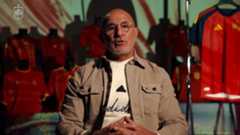 El seleccionador nacional Luis de la Fuente ha anunciado la convocatoria de la Selección Española para los dos últimos partidos de la fase de clasificación al Mundial 2026, en los que España se enfrentará a Georgia y Turquía. Entre las principales novedades destacan el regreso de Lamine Yamal, Dean Huijsen, Fabián Ruiz y Fermín López, además de la llamada de Pablo Fornals, que vuelve a vestir la camiseta nacional.Por segunda convocatoria consecutiva, Álvaro Morata, capitán de la selección y actual jugador del Como, se queda fuera de la lista, pese a haber sido titular en cuatro encuentros de su equipo entre ventanas internacionales. También se caen respecto a la anterior convocatoria Jesús Rodríguez y Jorge de Frutos, decisiones que reflejan los ajustes tácticos del seleccionador de cara a los próximos compromisos.Luis de la Fuente apuesta por una mezcla de juventud y experiencia, con el objetivo de asegurar el pase directo al Mundial 2026 y fortalecer la identidad de juego del equipo. El rendimiento de jóvenes como Lamine Yamal y Fermín López se presenta como una de las grandes esperanzas de la nueva generación del fútbol español.