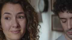 El anuncio de la Lotería de Navidad 2025 tiene un protagonista muy especial: un décimo perdido. La historia gira en torno a Vero, una mujer que encuentra en un mercadillo de antigüedades un boleto de la Lotería Nacional que, según descubre después, correspondía a un quinto premio de hace 30 años y que nunca fue cobrado. Intrigada, decide comprarlo por diez euros y comienza una búsqueda casi obsesiva por descubrir quién fue el dueño y por qué no reclamó el dinero.Su curiosidad se convierte en una auténtica fijación: involucra a su pareja, a sus amigos e incluso a una funcionaria, decidida a resolver el misterio. Finalmente, logra averiguar cómo aquel décimo enmarcado acabó en un puesto de antigüedades y se presenta en la dirección que le facilitan. Allí, una madre, un hijo y un abuelo le ayudan a cerrar el círculo.El abuelo rompe el marco, saca el boleto y revela, en el reverso, la razón por la que jamás lo cobró: "Felicidades, papá, vas a ser abuelo." Con su familia reunida y Vero emocionada, el hombre concluye con una frase que resume el espíritu del anuncio:"Ese era el anuncio de que venías. ¿Cómo iba a cobrarlo? A vosotros os tocó un quinto premio, y a la abuela y a mí, El Gordo."