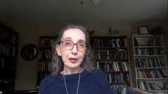Joyce Carol Oates (Lockport, Nueva York, 1938) es una de las voces más prolíficas y poderosas de la literatura estadounidense contemporánea. Autora de más de sesenta novelas y decenas de libros de relatos, ensayos y obras teatrales, ha explorado con lucidez los rincones más oscuros de la sociedad: la violencia, el abuso, la desigualdad y la culpa. Entre sus obras destacan Ellos, Blonde y We Were the Mulvaneys. Profesora en la Universidad de Princeton durante décadas, Oates combina erudición y sensibilidad moral. Su escritura, intensa y perturbadora, revela la fragilidad humana ante el poder y la violencia cotidiana.La Lectura entrevista a la escritora y hace un repaso a lo que es América hoy , El Sueño Americano y las contradicciones de su país. "Estados Unidos tiene una larga historia donde ha pretendido ser buena y moral e incluso una democracia. Es El Sueño Americano, donde cualquiera podia prosperar y hacerse millonario. Es como Hollywood, donde por ejemplo una chica de Iowa va y espera convertirse en Marylin Monroe. Pero el mundo ya es consciente de lo que significa, se ha dado cuenta"Frágil, casi etérea, se ilumina al hablar de moral, miedo y violencia. "El problema del abuso y la explotación infantil es muy relevante en Estados Unidos debido al infame caso Epstein y otros similares. Quería escribir sobre un depredador y cómo logra salirse con la suya", insiste la autora, quien por primera vez en sus casi 60 novelas —además de otras 80 obras de ensayo, teatro, poesía y relatos— incorpora una trama detectivesca. "La idea surgió mientras hacía senderismo por un pantano cercano a mi casa. A menudo camino y veo en el cielo a los buitres americanos, muy hermosos, volando en círculos con una especie de indolencia. Pensé: ¿Y si siguiera su rastro y encontrara el cadáver de una persona?".