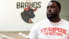 A sus 23 años, Celestin Ngimbi es una de las caras más reconocibles de los Madrid Bravos, el equipo que ha revitalizado el fútbol americano en España y que vive un impulso histórico con la llegada de la NFL a Madrid. Empezó tarde en este deporte —tras una vida dedicada al fútbol tradicional y varias lesiones—, pero lo descubrió por Instagram y, como él mismo dice, "te enamoras en el momento". Desde entonces, su crecimiento ha sido tan rápido como su masa muscular: entrenamientos dobles casi a diario, un compromiso absoluto con su posición de center y la convicción de que el nivel europeo "es mayor de lo que la gente piensa".