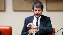 El ministro de Cultura, Ernest Urtasun, ha anunciado el inicio de los trámites preliminares para la extinción de cuatro fundaciones vinculadas a figuras prominentes de la dictadura. Esta acción se lleva a cabo en estricto cumplimiento de la Ley de Memoria Democrática.Las fundaciones que serán objeto de este proceso están asociadas a José Antonio Primo de Rivera, Blas Piñar, Ramón Serrano Suñer y Gonzalo Queipo del Llano. Urtasun, en su comparecencia ante la Comisión de Cultura del Congreso, subrayó que un Gobierno democrático tiene la obligación de evitar que el "olvido" se infiltre en la memoria colectiva y de exigir siempre verdad, reparación y justicia para las decenas de miles de víctimas de la dictadura franquista.El anuncio sobre la eliminación de estas fundaciones franquistas se produce en un contexto de gran relevancia histórica. Coincide con la celebración del 50 aniversario de la muerte de Francisco Franco, un evento que el Gobierno ha señalado como uno de los grandes hitos de la legislatura.Además, este proceso avanza en paralelo a la tramitación de la extinción de la Fundación Francisco Franco (FFF). El pasado 31 de octubre, el Ministerio ya transmitió a la FFF la resolución para iniciar su trámite de eliminación, paso previo a que la autoridad judicial tome una decisión definitiva.