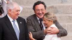 La vicepresidenta segunda del Gobierno, Yolanda Díaz, ha acusado este viernes a los jueces del Tribunal Supremo que condenaron al fiscal general del Estado de dictar una sentencia "política" dirigida, según ella, no contra Álvaro García Ortiz, sino contra el Gobierno de Pedro Sánchez. Se trata de la primera valoración pública de la líder de Sumar sobre la condena, aunque fuentes del socio minoritario del Ejecutivo ya habían calificado la resolución como un "golpe judicial en toda regla" y un "combate político contra el Gobierno".Díaz ofreció estas declaraciones durante una rueda de prensa en Liubliana (Eslovenia), tras reunirse con el viceprimer ministro y ministro de Trabajo, Luka Mesec. Preguntada por su opinión sobre la sentencia, la vicepresidenta segunda manifestó su indignación y destacó la profesionalidad del fiscal condenado, calificándolo de "magnífico profesional"."Estamos ante una sentencia política, sin lugar a dudas", afirmó Díaz, insistiendo en que la resolución judicial no se dirige al fiscal general, sino que busca afectar al Gobierno de coalición progresista. Reiteró su crítica en otra intervención, matizando que sus comentarios se realizaban desde un "absoluto respeto al tribunal". Su postura refleja la línea beligerante de Sumar frente a los jueces, en un contexto de creciente tensión entre el Ejecutivo y el Poder Judicial.