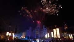 Según los datos facilitados por el Ayuntamiento, en torno a 150.000 personas abarrotaron las calles del centro de Madrid para presenciar en directo el esperado encendido del alumbrado navideño. Este año, la ciudad vuelve a llenarse de luz con más de 13 millones de bombillas repartidas por avenidas, plazas y rincones emblemáticos, que comenzaron a brillar este sábado tras el acto simbólico en el que el alcalde, José Luis Martínez Almeida, acompañado por el piloto de Fórmula 1 Carlos Sainz, fue el encargado de pulsar el botón que inauguró oficialmente la iluminación festiva.Con este gesto, Madrid dio la bienvenida a la Navidad, un momento que el regidor definió como especialmente significativo para los madrileños. Almeida destacó que la capital es una ciudad "única y especial" gracias al esfuerzo diario de los tres millones de personas que la habitan, subrayando que el espíritu colectivo y la convivencia son esenciales para construir identidad y comunidad, recordando que "los unos sin los otros no somos nadie". El ambiente festivo, el entusiasmo del público y la puesta en escena convirtieron el evento en un símbolo del inicio de una temporada llena de tradición, celebración y encuentro para residentes y visitantes.