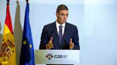 Coincidiendo con los actos conmemorativos por el fin de la dictadura franquista y la llegada de la democracia, el debate político volvió a tensarse con fuerza después de que trascendiera el fallo del Tribunal Supremo que condena al fiscal general del Estado, Álvaro García Ortiz, por un presunto delito de revelación de secretos. Aunque la resolución aún no se ha hecho pública en detalle, su contenido no ha modificado la postura del presidente del Gobierno, Pedro Sánchez, que desde hace más de un año mantiene un apoyo absoluto a García Ortiz. El jefe del Ejecutivo insistió en que sigue confiando plenamente en él y afirmó con rotundidad: "Creo en la inocencia del fiscal".En el Gobierno se considera que este proceso judicial continúa abierto por dos motivos: la sentencia definitiva aún no se conoce y quedan posibles vías legales para impugnarla. El ministro de Justicia, Félix Bolaños, ya señaló que existen recursos para cuestionar la decisión del Supremo y el propio Sánchez recordó, tras intervenir en la cumbre del G20, que el Tribunal Constitucional —con mayoría progresista— podría revisar el fallo. Además, el Ejecutivo no descarta que el asunto llegue incluso al Tribunal de Justicia de la Unión Europea, si fuera necesario, para resolver eventuales controversias jurídicas derivadas del caso.