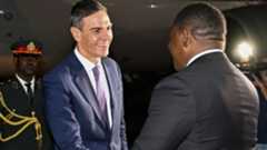 El fiscal general del Estado, Álvaro García Ortiz, presentó este lunes su renuncia al cargo luego de que se conociera la semana pasada el fallo del Tribunal Supremo que lo condena a dos años de inhabilitación por revelación de secretos. El ya exfiscal general envió una carta al ministro de Justicia, Félix Bolaños, en la que anunció su decisión de dejar "tan alta responsabilidad" en "profundo respeto a las resoluciones judiciales" tras la sentencia del Supremo. La dimisión se produjo después de que el planteamiento del Gobierno fuera "respetar sus tiempos", consensuando la escenificación de su salida tras una defensa cerrada de su "inocencia" durante más de un año.