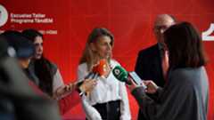 El presidente del Gobierno, Pedro Sánchez, y varios de sus ministros —entre ellos la vicepresidenta Yolanda Díaz y el ministro de Cultura, Ernest Urtasun— han acusado este lunes a un sector de la judicatura de vulnerar la separación de poderes y de interferir en la vida pública tras la condena al fiscal general del Estado. Estas declaraciones han ido acompañadas de un llamamiento a la ciudadanía para movilizarse en defensa de las instituciones democráticas.La vicepresidenta segunda y ministra de Trabajo, Yolanda Díaz, ha subrayado que la reciente condena al fiscal general marca, en su opinión, un punto de inflexión. Según Díaz, "ha llegado el momento de dar un paso adelante y defender la democracia", insistiendo en que es necesario reforzar la confianza en el Estado de derecho.Díaz ha afirmado que existe "una parte de la judicatura que se siente impune" y que, a su juicio, ha sobrepasado los límites constitucionales, afectando directamente a la separación de poderes. Estas declaraciones se han producido después de la renuncia de Álvaro García Ortiz, condenado por un delito de revelación de secretos. El Gobierno sostiene que esta situación pone de manifiesto la urgencia de proteger la independencia institucional y reforzar la calidad democrática del país.