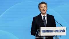 Alberto Núñez Feijóo, líder del Partido Popular (PP), ha exigido al jefe del Ejecutivo, Pedro Sánchez, que el sustituto del fiscal general del Estado, Álvaro García Ortiz, cumpla una serie de requisitos mínimos de solvencia e independencia. Estas demandas surgen inmediatamente después de la renuncia de García Ortiz, que Feijóo ha tildado de "dimisión obligada" tras su inhabilitación judicial.García Ortiz presentó su renuncia este lunes, después de que el Tribunal Supremo (TS) lo condenara a dos años de inhabilitación por un delito de revelación de secretos relacionado con la pareja de la presidenta madrileña, Isabel Díaz Ayuso. En su misiva al ministro Félix Bolaños, el fiscal saliente afirmó: "El profundo respeto a las resoluciones judiciales y la voluntad --siempre presente en mi mandato-- de proteger a la Fiscalía española y a sus fiscales determinan mi decisión de que, sin esperar siquiera a conocer la motivación de la sentencia, presente mi renuncia como fiscal general".Ante la necesidad de nombrar un nuevo Fiscal General del Estado, Feijóo ha subrayado que el elegido deberá ser "un jurista de reconocido prestigio con más de 20 años en la profesión" y no haber "desempeñado cargos políticos en los cinco años anteriores".La propuesta más destacada del PP es que el candidato cuente con "el aval del CGPJ en su informe preceptivo y favorable sobre la idoneidad del candidato para el puesto". Feijóo insiste en que, aunque el informe del Consejo General del Poder Judicial no es actualmente vinculante, Sánchez debe comprometerse a seguirlo, haciendo el aval imprescindible.El presidente del PP enfatizó que "No habrá ya un fiscal general del Estado nombrado por Sánchez sin la sombra de la degradación sanchista, pero debería cumplir estos requisitos mínimos de solvencia e independencia". Finalmente, Feijóo espera que el Gobierno asuma esta postura, declarando: "Éste es un compromiso que asume el PP y espero que lo asuma también el Gobierno".