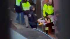 La Audiencia Nacional investiga como un presunto delito de terrorismo yihadista el apuñalamiento a tres personas ocurrido el pasado sábado en el barrio madrileño de Puente de Vallecas. Los hechos, protagonizados por Mohamed A.K.B. —un joven de 18 años de nacionalidad española y padres marroquíes—, terminaron con una peligrosa intervención de la Policía Nacional.Tras herir a los transeúntes (una anciana en la nuca y dos hombres con cortes y pinchazos), el joven se atrincheró en su domicilio gritando «Allahu akbar (Alá es grande)». La situación requirió la activación del SOAR (Subgrupo Operativo Antiterrorista de Reacción) de la Unidad de Intervención Policial (UIP).Al acceder a la vivienda, los agentes se encontraron con Mohamed, quien salió al pasillo empuñando un cuchillo «del tamaño de un antebrazo» y lanzando amenazas de muerte: «Os voy a cortar el cuello». El joven se metió después en una habitación y comenzó a recitar versos del Corán «muy nervioso». Ante el temor de que pudiera activar un artefacto explosivo, los antidisturbios entraron.El atacante salió de la habitación corriendo hacia uno de los policías «con la intención de ejecutar su amenaza», lo que obligó a los agentes a abrir fuego. Aunque herido de bala, Mohamed continuó gritando proclamas yihadistas, repitiendo «¡Alá es grande, Alá es grande!» mientras lo inmovilizaban. Fueron los mismos agentes quienes le prestaron los primeros auxilios.El Sindicato Unificado de Policía (SUP) ha reaccionado pidiendo la máxima distinción por esta actuación: «Hay que poner en valor la gran intervención llevada a cabo por los policías y desde el sindicato mayoritario de la Policía (SUP) pedimos que se les condecore con la medalla roja al mérito policial, reconocimiento justo por el gran trabajo y servicio que han prestado».