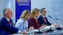 El Consejo de Ministros de este martes ha evidenciado una notable disparidad de tonos y enfoques dentro del Gobierno de coalición respecto al fallo condenatorio del Tribunal Supremo contra el ya dimitido Fiscal General del Estado, Álvaro García Ortiz. Aunque el Ejecutivo ha mantenido su "respeto" al veredicto, señalando a la vez que "no lo comparte" y defendiendo la "inocencia" de García Ortiz, las diferencias entre el ala socialista y Sumar se hicieron patentes durante la rueda de prensa posterior.La principal fricción se centra en el procedimiento del Alto Tribunal. La vicepresidenta segunda y ministra de Trabajo, Yolanda Díaz, tomó la palabra, manifestando su enfado tras las intervenciones del ministro de la Presidencia, Justicia y Relaciones con las Cortes, Félix Bolaños, para "decir algo" sobre el fallo. Díaz tachó de "anómalo" el hecho de que, cinco días después de difundirse el fallo, "no conozcamos la sentencia" que condena "sí o sí" al fiscal.Díaz insistió en que esta situación es "profundamente anómalo". Lamentó que "hoy es el quinto día y no sabemos qué hechos probados se adveran de una vista oral que vio toda España, ni los fundamentos jurídicos que motivan el fallo que hemos conocido el pasado jueves". La vicepresidenta criticó esta práctica judicial al asegurar que "las sentencias son completas y más allá de las prácticas judiciales, lo que es anómalo es lo que hemos vivido el pasado jueves en nuestro país". Reiteró que "a día de hoy, quinto día, no tenemos una sentencia" y que "cuando leamos la sentencia, podremos opinar sobre el contenido jurídico de la misma". No obstante, admitió que lo que se conoce es un "fallo" sobre una sentencia que "parece que va a condenar sí o sí al fiscal general del Estado".El tono de Díaz contrastó con el de su compañero socialista, Félix Bolaños, quien optó por la mesura. Bolaños rechazó "conjeturar" sobre los motivos de la Sala Segunda para hacer público primero el fallo y se limitó a pedir "un poco de paciencia", aunque deslizó que "sería bueno para todos, también para el Tribunal Supremo, que la sentencia se conociera cuanto antes".El segundo punto de choque se produjo a cuenta del llamamiento a la movilización ciudadana que hizo la líder de Sumar tras conocerse la condena. Díaz defendió firmemente este derecho, argumentando que "La democracia se defiende desde muchos lugares de nuestro país" y que "también se defiende ejerciendo el derecho legítimo a la movilización en España. Es un derecho ciudadano movilizarse". La vicepresidenta animó a la ciudadanía a salir a la calle "legítimamente" contra el fallo, insistiendo en que "España debe movilizarse en favor de la democracia".Díaz confrontó directamente a la oposición de derecha al señalar que "Las calles son de la democracia en España. No son de ellos", recordando cuando "la derecha de nuestro país" se moviliza contra sentencias o gobiernos. Subrayó que "las calles no son de la extrema derecha en nuestro país, no lo han sido nunca ni lo van a ser ahora", y añadió que "E igual que hacen llamamientos ellos a las movilizaciones, nosotros tenemos el derecho legítimo a decirle al pueblo español que salga a defender la democracia".Mientras tanto, los ministros del ala socialista se mostraron más cautos. La portavoz, Pilar Alegría, se limitó a afirmar que "Nosotros respetamos esas manifestaciones". Por su parte, Bolaños, sin secundar el llamamiento, instó a no generar "desconfianza generalizada" sobre el Tribunal Supremo y la justicia en general, aunque en el ala socialista otros sí criticaron la decisión, señalando que "pone en riesgo ciertos valores democráticos, respeto al Estado de Derecho y que la regla sea igual para todos".