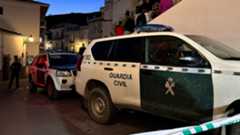 El municipio malagueño de Torrox se encuentra de luto oficial tras el "trágico" fallecimiento de cuatro miembros de una misma familia en una vivienda ubicada en el casco antiguo de la localidad, específicamente en la barriada de El Pontil. El suceso, ocurrido este martes, ha conmocionado a los vecinos, mientras las autoridades investigan las causas exactas de las muertes, habiendo descartado ya la hipótesis inicial de la fuga de gas.El Ayuntamiento de Torrox, bajo la dirección del alcalde Óscar Medina, ha reaccionado de inmediato decretando tres días de luto oficial. Los días declarados de duelo son el martes 25, miércoles 26 y jueves 27 de noviembre. Durante este periodo, las banderas de todos los edificios públicos municipales ondearán a media asta, y se suspenderán los actos institucionales y cualquier otro evento organizado o previsto por el Consistorio torroxeño como muestra de respeto.El alcalde, Óscar Medina, ha manifestado públicamente su "consternación" y ha expresado su "más sentido pésame en nombre de toda la Corporación municipal y del pueblo de Torrox por este terrible suceso", al mismo tiempo que ha trasladado sus condolencias a los familiares y allegados de las víctimas.Los servicios de emergencia recibieron el aviso a las 15:28 horas por parte de vecinos, aunque los hechos se habrían producido sobre las 15:20 horas en la calle Pontil. Los fallecidos son dos adultos, de unos 50 años, y dos jóvenes: uno de 19 años y otro menor de edad, de 17 años. La familia, de origen marroquí, al parecer, llevaba ya muchos años residiendo en España. Fuentes de Emergencias 112 Andalucía habían movilizado rápidamente al Consorcio de Bomberos, la Guardia Civil, la Policía Local y los servicios sanitarios tras recibirse una alerta por un posible escape de gas.Sin embargo, la investigación ha dado un giro. Aunque la alerta inicial apuntó al gas, los técnicos de los bomberos que revisaron la casa han descartado esta hipótesis. Fuentes policiales confirmaron que la vivienda estaba cerrada y que no había signos de deflagración en el inmueble. Actualmente, aunque se ha barajado la posibilidad de que la causa pudiera ser una intoxicación generada por la mala combustión de una caldera, la causa exacta de las muertes aún se desconoce y se encuentra bajo investigación. Los servicios de emergencia también han señalado que, aunque recibieron el aviso por la tarde, los fallecimientos probablemente se habían producido horas antes.En señal de duelo y apoyo a los afectados, el Ayuntamiento ha convocado a la ciudadanía a un minuto de silencio que tendrá lugar este miércoles 26 a las 10:00 horas en la plaza de la Constitución, justo a las puertas del Ayuntamiento.