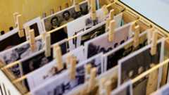 El instituto público Maximino Romero de Lema se ubica en un entorno rural de la Costa da Morte, rodeado de robles y con 307 alumnos y 35 docentes. En Zas, un pequeño municipio coruñés, el centro destaca por su dotación tecnológica y por los buenos resultados académicos. Allí, los estudiantes construyen robots y experimentan con técnicas de machine learning aplicadas al aprendizaje.Desde hace tres cursos, los profesores Fina Paulos y Óscar Rey imparten Inteligencia Artificial en 4º de ESO, con tres horas semanales. El alumnado desarrolla un proyecto que conecta tradición y tecnología a través de la colaboración con sus abuelos: recuperan retratos antiguos y los animan mediante un sistema entrenado con millones de imágenes. Para ello emplean PixVerse y Grok, suben los vídeos al servidor del instituto y graban explicaciones en Audacity para la radio escolar. Las fotos se guardan en un pequeño hórreo de madera elaborado por los propios estudiantes con ayuda de una cortadora láser.El resultado es tan emotivo como inquietante: escenas que quizá nunca ocurrieron parecen reales gracias a la animación generada. Este tipo de usos convive con la regulación educativa. Galicia, pionera en este ámbito, permite utilizar IA como apoyo, siempre bajo estrictos criterios éticos y con herramientas previamente autorizadas por la Xunta, que evalúa cuidadosamente cada propuesta.