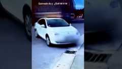 La Guardia Civil investiga a la madre de un niño de 10 años por permitir que el menor manejara un turismo y ejecutara maniobras de conducción en una zona industrial de Irun (Gipuzkoa), grabando después la escena y difundiendo las imágenes en redes sociales. El episodio tuvo lugar el 19 de octubre, cuando el pequeño, sentado al volante de un coche blanco, realizó giros y desplazamientos breves mientras en el entorno permanecían estacionados varios camiones. El vídeo, difundido más tarde por la Guardia Civil de Gipuzkoa a través de la red social X, mostraba con claridad la temeridad de la situación y el riesgo potencial para el propio menor y para terceros.Tras localizar las imágenes, los agentes iniciaron una investigación orientada a determinar las circunstancias del suceso, la identidad de los adultos responsables y el contexto en el que se permitió al niño acceder al vehículo. Las actuaciones concluyeron el 21 de noviembre, cuando la Guardia Civil logró identificar a la madre del menor y abrió diligencias para esclarecer posibles responsabilidades penales o administrativas relacionadas con la conducción sin permiso, la cesión negligente del vehículo y la exposición del menor a un peligro evidente. El Ministerio del Interior confirmó estos avances en un comunicado oficial, emitido este mismo jueves.