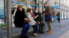 La temporada de virus respiratorios en España ha tomado un giro inesperado. La actividad gripal se ha adelantado aproximadamente un mes respecto a lo que se considera habitual, lo que podría anticipar un aumento significativo de casos a partir de diciembre.El Sistema de Vigilancia de las Infecciones Respiratorias Agudas (SiVIRA) del Instituto de Salud Carlos III (ISCIII) ya ha certificado este repunte. Con los datos de la última semana disponible, el porcentaje de positividad de las pruebas de gripe alcanzó el 17,3%, una cifra drásticamente superior al 5,8% registrado en la misma semana de 2024.Además, la incidencia de la gripe ha aumentado considerablemente, pasando de 65,1 a 82,9 casos por cada 100.000 habitantes en solo siete días. Este crecimiento se refleja también en el total de contagios de virus respiratorios, que subió de 435 a 479 en las últimas cuatro semanas. Las gráficas de seguimiento del SiVIRA confirman que el ascenso de casos es "superior a las temporadas anteriores, 2023 y 2024".Esta llegada prematura está acompañada por la preocupación sobre una cepa específica. La Sociedad Española de Medicina de Familia y Comunitaria (semFYC) ha alertado sobre la posible circulación en España del subclado K del virus gripal A(H3N2). Este subclado ya fue detectado en varios países europeos desde abril y es predominante en lugares como Japón.José María Molero, portavoz del Grupo de Trabajo en Enfermedades Infecciosas de la semFYC, subraya la inevitabilidad de su expansión: "Es lógico pensar que pueda llegar a España, porque los virus no se pueden confinar dentro de un país".Este subtipo de la gripe A(H3N2) resulta particularmente preocupante porque presenta cambios en la proteína hemaglutinina. Estos cambios podrían dificultar que el sistema inmunitario reconozca el virus, incluso en aquellas personas que ya están vacunadas. Aunque la secuenciación oficial aún no ha confirmado la predominancia de este subclado en España, Molero asegura que, "por la evolución epidemiológica y la clínica observada, es muy probable que esté empezando a circular en nuestro país". De hecho, los equipos de Atención Primaria ya han detectado un "incremento significativo de cuadros respiratorios compatibles con gripe, sobre todo del tipo A(H3N2)," en un periodo en que la circulación viral suele ser baja.El riesgo, aunque no implique necesariamente una mayor gravedad general, se concentra en los grupos más vulnerables, como personas mayores, inmunodeprimidas o aquellas con enfermedades crónicas. Molero advierte que, "Aunque el virus no sea más virulento, sí puede causar más ingresos y complicaciones porque afecta a personas que estaban protegidas por la vacuna y no lo están al nivel de otros años".Jaime Jesús Pérez, presidente de la Asociación Española de Vacunas (AEV), ya había advertido previamente que "en Reino Unido emitieron una nota de alerta para la gente se vacunara pronto porque habían visto un cierto aumento". Esta cepa A(H3N2) ya estaba en el radar, según Diego García-Martínez de Artola, portavoz de la Sociedad Española de Enfermedades Infecciosas y Microbiología Clínica (Seimc), porque fue "porcentualmente más importante" en la parte final de la temporada de gripe del hemisferio sur, que se utiliza como factor predictivo.