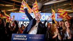 El candidato del Partido Popular a la Presidencia del Gobierno de Aragón, Jorge Azcón, ha comparecido este domingo ante sus seguidores para anunciar el inicio inmediato de las rondas de contactos de cara a su investidura. Tras una jornada electoral que sitúa al PP como la fuerza más votada, Azcón ha proclamado con contundencia que su triunfo en las urnas es la señal definitiva de que "el sanchismo se acaba", lanzando una advertencia directa al presidente del Gobierno central, Pedro Sánchez, al ritmo de "¡Tic, tac!".