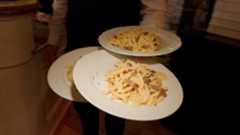 La gastronomía italiana, admirada en todos los continentes por la frescura de sus ingredientes y la sencillez sabrosa de sus platos, acaba de recibir un reconocimiento que refuerza aún más su prestigio mundial. Este miércoles, la agencia cultural de Naciones Unidas ofreció a los amantes de la buena mesa un motivo adicional para celebrar sus icónicos sabores al incorporar oficialmente la cocina italiana a la Lista del Patrimonio Cultural Inmaterial de la Humanidad.La UNESCO subrayó que no se trata únicamente de valorar alimentos tan populares como la pizza, la pasta o el tiramisú, sino de destacar los rituales sociales y familiares que rodean la preparación y el disfrute de la comida en Italia. Esta decisión se suma a la ya extensa representación del país en la célebre lista de sitios del patrimonio mundial, que incluye tesoros tan emblemáticos como el Coliseo romano o las ruinas de Pompeya.En su declaración, la organización no se centra en recetas concretas ni en las múltiples especialidades regionales, sino en el profundo significado cultural que los italianos atribuyen al acto de cocinar y compartir la mesa. Desde el tradicional almuerzo dominical hasta el gesto de las abuelas que enseñan a sus nietos a formar tortellini, la UNESCO reconoce una práctica que fortalece los lazos comunitarios y transmite identidad de generación en generación.