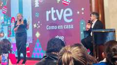 RTVE ha protagonizado un inusual y polémico incidente durante la presentación de su programación navideña. En un evento que anualmente congrega a todos los medios especializados en el Teatro Real, la televisión pública decidió "reírse de la prensa especializada" al montar una broma elaborada sobre la elección de los presentadores de las Campanadas de Fin de Año.La expectación era máxima, ya que nunca antes RTVE había tardado tanto en desvelar los rostros de sus Campanadas, y a 16 de diciembre los nombres seguían siendo un misterio. La urgencia por encontrar sustitutos se generó la semana pasada tras la inesperada baja de Andreu Buenafuente y Silvia Abril, quienes abandonaron todos los proyectos por "exceso de trabajo" o motivos de salud.En lugar de anunciar a los relevos, María Eizaguirre, directora de Comunicación de RTVE, y Sergio Calderón, director general de Televisión Española, anunciaron que la televisión pública había decidido abrir una votación pública el viernes a las ocho de la mañana para que el público eligiese a los presentadores. El formato de la supuesta votación era similar al que recientemente eligió a Vito Quiles y Gabriel Rufián.La información de la votación, que se presentaba como un hecho, fue recogida rápidamente por varios medios que ya estaban preparando sus artículos,. Sin embargo, la broma se extendió por "más de cinco minutos", durante los cuales se repartieron pegatinas del icónico muñeco de Inocente, Inocente.Finalmente, RTVE anunció que no había ninguna votación, y que todo era una broma para celebrar los 30 años de la gala Inocente. La realidad era que la cadena todavía no tenía los nombres de los presentadores. En lugar de dar la noticia directamente, RTVE optó por la burla, a pesar de que la noticia de la sustitución habría sido suficiente para generar interés.Los nombres reales de los presentadores sustitutos serán desvelados el jueves por la tarde, a las 20.30 horas, en el programa Aquí la Tierra. El evento de presentación de la programación navideña, que suele ser un "gran espectáculo" basado en el quid pro quo de promoción a cambio de noticias, terminó con la sensación de que RTVE había "tomado el pelo a la prensa presente".