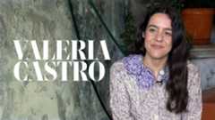 La cantautora canaria Valeria Castro ha anunciado su regreso al panorama musical tras una retirada temporal motivada por las críticas en redes sociales y el agotamiento físico y emocional. La artista, que ahora se prepara para actuar en el WiZink Center de Madrid, confiesa haber pasado por una baja laboral necesaria después de que el estrés y el duelo por el fallecimiento de su abuela llegaran a "agrietarle" la voz durante una actuación en directo.