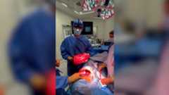 Elisabeth ha empezado el año celebrando un nuevo cumpleaños. Le habían dado pocos meses de vida porque tenía un sarcoma de Ewing en su pulmón y, tras cuatro tratamientos y año y medio de quimioterapia, le dijeron que era inoperable. Entonces, decidió ponerse en contacto con el doctor Diego González Rivas. Se desplazó desde Málaga hasta A Coruña para entrar en el quirófano, donde le han extirpado un tumor de más de cuatro kilos y le han salvado la vida. En pocos días le darán el alta, el primer paso para comenzar a vivir su nueva vida.