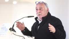 El director general de Tráfico, Pere Navarro, ha lanzado un aviso contundente a los conductores sobre el futuro de la movilidad urbana: el acceso al centro de las ciudades ya no dependerá únicamente del tipo de etiqueta ambiental, sino de la progresiva erradicación del vehículo particular. En recientes intervenciones públicas, como la jornada "Innovación Urbana", Navarro ha subrayado que el verdadero conflicto en las metrópolis no es solo un problema de contaminación, sino fundamentalmente de falta de espacio físico.