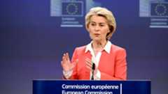 La presidenta de la Comisión Europea, Ursula von der Leyen, ha marcado una postura de firmeza ante las crecientes tensiones geopolíticas en el Ártico y el frente oriental. En una reciente comparecencia, la líder europea no descartó la aplicación del artículo 42.7 de defensa colectiva de los Tratados de la Unión Europea en caso de que Donald Trump intente tomar Groenlandia por la fuerza. Este artículo obliga a los Estados miembros a prestar ayuda y apoyo militar ante una agresión. Aunque existen incertidumbres legales debido a que Groenlandia no forma parte de la UE, aunque Dinamarca sí lo es, Bruselas ha enviado un mensaje claro a los groenlandeses: "pueden contar con nosotros" con actos y no solo con palabras.