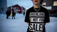 La tensión internacional se ha disparado tras las declaraciones del presidente Donald Trump, quien calificó de "inaceptable" cualquier opción que no suponga el control estadounidense de Groenlandia. Según el mandatario, la isla es vital para la Seguridad Nacional y el programa de defensa de misiles "Golden Dome", advirtiendo que, si la OTAN no facilita su adquisición, Rusia o China podrían tomar el control.
