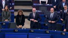 La tragedia ferroviaria ocurrida en la localidad cordobesa de Adamuz ha traspasado las fronteras nacionales, convirtiéndose en el epicentro del dolor en todo el continente. Este lunes, las instituciones comunitarias han rendido un solemne homenaje a los fallecidos y heridos en el siniestro que tuvo lugar el pasado domingo sobre las 19:45 horas, cuando un tren de la compañía Iryo descarriló e impactó contra un convoy Alvia de Renfe que circulaba en sentido contrario.El Parlamento Europeo guarda un minuto de silencioAl inicio del pleno en Estrasburgo, la presidenta de la Eurocámara, Roberta Metsola, ha liderado un emotivo tributo institucional. Ante un hemiciclo enmudecido, la política maltesa ha querido subrayar el impacto global del suceso: "Hay familias en duelo y una nación conmocionada. Toda Europa llora con España. En nombre de este Parlamento, enviamos nuestras más profundas condolencias y solidaridad con los afectados".Metsola, que incluso ha utilizado el castellano para reforzar su mensaje de cercanía, ha sido tajante al afirmar que "toda Europa está con España en este momento de profundo dolor". Durante su intervención, ha lamentado profundamente "la trágica colisión ferroviaria ocurrida en el sur de España" y ha exhortado a los diputados a recordar a "todos los fallecidos y a todos aquellos cuyas vidas han quedado destrozadas". Acto seguido, ha procedido a la petición formal del homenaje: "Les invito a guardar un minuto de silencio".Banderas a media asta y solidaridad institucionalEl gesto de la Eurocámara no ha sido el único. Como muestra de respeto por los 39 fallecidos (entre los que se encuentra el conductor del tren Alvia) y los más de 150 heridos, "las banderas de la Unión Europea y de España han lucido a media asta frente a los edificios del Parlamento Europeo en Bruselas y Estrasburgo". Está previsto que la Comisión Europea repita este gesto este martes por la mañana.A este pésame institucional se han sumado los máximos responsables de la Unión Europea. Según las fuentes, líderes como Ursula von der Leyen (Comisión Europea) y António Costa (Consejo Europeo) ya expresaron durante la madrugada del lunes su solidaridad a través de diversos canales oficiales y redes sociales.Estado de las víctimas y causas del siniestroEl balance actual de la catástrofe arroja una cifra desgarradora de al menos 39 personas muertas y 152 heridos. El accidente se produjo en un tramo de alta velocidad de Adamuz por causas que aún se están investigando bajo la hipótesis técnica de un fallo en la infraestructura, como se ha mencionado en nuestra conversación previa, aunque las fuentes oficiales del Parlamento recalcan que el origen exacto sigue siendo motivo de estudio.