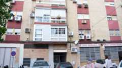 Ana María Cembrero, de 84 años, vivía sola en un piso de la calle León X de Sevilla y participaba desde hacía dos cursos en un programa de convivencia intergeneracional impulsado por la Universidad de Sevilla. La iniciativa pone en contacto a personas mayores o dependientes con estudiantes universitarios que necesitan alojamiento en la ciudad, a cambio de compañía, sin compensación económica: el mayor ofrece techo y comida, y el alumno, presencia y apoyo cotidiano.La experiencia había sido muy positiva el curso anterior, pero este año acabó convirtiéndose en una tragedia. Ana María falleció tras un incendio en su vivienda, presuntamente provocado por la estudiante que se alojaba con ella, una joven argelina de unos 30 años que cursaba un máster en la Facultad de Filología.El fuego se declaró en la madrugada del día 14, alrededor de la 1.10. El olor a humo alertó a los vecinos, que salieron a la calle y encontraron a la joven fuera del edificio, aparentemente a salvo, aunque sin haber podido auxiliar a la anciana. A la llegada de los bomberos, estos fueron informados de que una mujer de avanzada edad permanecía en el interior del cuarto piso. El equipo de rescate accedió a la vivienda y halló a Ana María tumbada junto a la mesa del salón, rodeada de una densa humareda.El incendio se había extinguido por sí solo al quedar confinado, pero fue necesario ventilar completamente el piso abriendo todas las ventanas, según el informe de los Bomberos de Sevilla. La víctima presentaba una grave intoxicación por humo y quemaduras, lo que le provocó una parada cardiorrespiratoria. Aunque los servicios de emergencia lograron reanimarla inicialmente, falleció horas más tarde en la Unidad de Quemados del Hospital Virgen del Rocío.Durante la primera inspección ocular, Bomberos y Policía Nacional detectaron indicios de que el incendio había sido intencionado, por lo que la estudiante fue detenida como presunta autora del fuego y de un delito de homicidio.