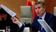 El líder del Partido Popular, Alberto Núñez Feijóo, ha comparecido ante la comisión que investiga la catástrofe de la dana, donde ha rechazado de forma tajante cualquier responsabilidad personal en la gestión de la tragedia. Durante su intervención, el dirigente popular ha sostenido que lo ocurrido en Valencia constituía una "emergencia nacional" y que, por tanto, la responsabilidad inmediata de asumir el mando recaía en el Gobierno central. Feijóo ha criticado que se le exijan cuentas a él en lugar de a quien realmente ostentaba las competencias de gestión nacional.