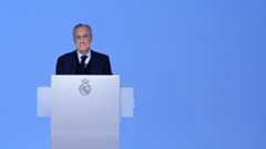 El fútbol continental ha vivido esta semana un giro histórico que pone fin a uno de los conflictos más intensos de la última década. El Real Madrid ha decidido deponer las armas en su enfrentamiento directo con la UEFA, escenificando una tregua entre Florentino Pérez y Aleksander &Ccaron;eferin. Tras años de litigios y tensiones institucionales, el club blanco, la máxima autoridad del fútbol europeo y la European Football Clubs (EFC) han alcanzado un acuerdo "por el bien del fútbol europeo de clubes".Este pacto de no agresión no ha sido fruto de la improvisación, sino de un largo proceso de negociación. A través de una nota oficial, la entidad madridista ha explicado que, "tras meses de conversaciones mantenidas en beneficio del fútbol europeo", el consenso entre las tres instituciones se ha fraguado "respetando el principio del mérito deportivo y haciendo hincapié en la sostenibilidad a largo plazo de los clubes y la mejora de la experiencia de los aficionados mediante el uso de la tecnología".Este nuevo escenario de entendimiento busca, además, poner punto final a la batalla en los tribunales. Según reza el comunicado, este "acuerdo de principios" también "servirá para resolver sus disputas legales relacionadas con la Superliga Europea, una vez que se implemente un acuerdo definitivo". Con esta firma, se sientan las bases de una "acuerdo de principios para el bienestar del fútbol europeo de clubes, respetando el principio del mérito deportivo y haciendo hincapié en la sostenibilidad a largo plazo de los clubes y la mejora de la experiencia de los aficionados mediante el uso de la tecnología".El desmoronamiento definitivo del proyecto separatista se precipitó el pasado 7 de febrero con la retirada oficial del FC Barcelona. La salida del club azulgrana supuso un golpe letal a la viabilidad de la propuesta, dejando al Real Madrid como el único y solitario defensor de una idea que nació hace un lustro. Previamente, la Juventus ya había abandonado el barco en 2023, lo que fue vaciando de contenido una iniciativa que se enfrentaba al rechazo frontal de gran parte del ecosistema deportivo internacional.A pesar de este cierre formal, desde la directiva del conjunto blanco se reivindica el papel que ha jugado su beligerancia en la modernización de las competiciones actuales. Fuentes del club aseguran que "la presión" ejercida por el Madrid fue el catalizador que "provocó" el cambio de formato de la Champions League, la cual ha pasado a contar con más equipos y un reparto económico superior en premios.La paz firmada en Bruselas no implica que el Real Madrid renuncie a sus ambiciones de modernización. El club sigue insistiendo en la necesidad de que el fútbol llegue a un público global de forma más accesible. De hecho, los blancos mantienen su apuesta por una plataforma que permita emitir el torneo europeo en abierto y de forma gratuita, una propuesta que estaba en el ADN de la Superliga y que ahora la UEFA contempla como una posibilidad real de cara al futuro cercano.