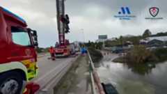 Los bomberos de Estepona han rescatado este martes a una mujer que había quedado atrapada en su vehículo al intentar cruzar el cauce del río Guadalmansa, una zona especialmente peligrosa en episodios de lluvias intensas. El incidente se produjo cuando el nivel del agua aumentó de forma repentina, alcanzando la altura de las ruedas del coche e impidiendo que la conductora pudiera continuar la marcha o salir por sus propios medios.Ante la situación de riesgo, se activó un operativo de emergencia en el que fue necesaria la intervención de una grúa especializada. A su llegada, los efectivos comprobaron que la fuerza de la corriente hacía inviable cualquier maniobra convencional. Por ello, los bomberos utilizaron un cable elevador para asegurar el vehículo y proceder al rescate de la mujer de forma controlada y segura.Gracias a la rápida actuación de los servicios de emergencia, la conductora pudo ser puesta a salvo sin sufrir daños personales, evitando así consecuencias mayores. Desde el cuerpo de bomberos se insiste en la importancia de no intentar cruzar ríos o arroyos cuando presentan un caudal elevado, ya que el agua puede aumentar de nivel en cuestión de minutos.Este suceso vuelve a poner de manifiesto los riesgos de circular por zonas inundables y la necesidad de extremar la precaución durante temporales de lluvia en la Costa del Sol.