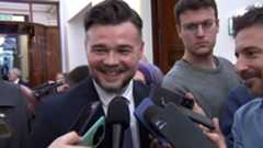 El escenario político español se encuentra en plena ebullición tras los recientes resultados electorales en comunidades como Extremadura y Aragón, y la respuesta desde el bloque soberanista no se ha hecho esperar. Gabriel Rufián, portavoz de ERC en el Congreso, ha lanzado una propuesta para articular un "frente amplio" de izquierdas que aglutine a fuerzas independentistas y nacionalistas con el objetivo de contener el avance de PP y Vox. Para el dirigente catalán, la inacción en este momento es inasumible: "algo hay que hacer porque sino nos comen por los pies".Uno de los pilares fundamentales de esta iniciativa es el respeto a la identidad de cada formación. Rufián ha insistido de forma reiterada en que "jamás" ha planteado que "nadie tuviera que renunciar a sus siglas". Desde su perspectiva, la situación de emergencia política obliga a buscar alianzas transversales, ya que, "frente a lo que viene", en alusión al crecimiento de la derecha y la ultraderecha, "no basta con nuestras siglas".En el caso concreto de Esquerra Republicana, el portavoz ha puesto en valor su legado histórico, subrayando que "ERC tiene unas siglas centenarias" y que, por tanto, "sería una locura renunciar a ellas". Este proyecto de unidad buscaría que las fuerzas "soberanistas, independentistas, nacionalistas y autodeterministas" tomen la iniciativa, evitando que este tipo de coaliciones sean lideradas por "partidos de Madrid". En este marco, Rufián ha dejado claro que el "derecho a la autodeterminación" sigue siendo un principio irrenunciable y "sagrado".A pesar del revuelo causado por su propuesta, Rufián ha evitado postularse para liderar este hipotético frente. Ante las preguntas sobre quién debería encabezar el proyecto, el portavoz fue tajante al señalar que "el 'qué' se lo dejo a gente que es muchísimo más inteligente que yo y, sobre todo, que manda más que yo". Además, lanzó una crítica velada a los personalismos en política: "Hay dos maneras muy fáciles de detectar un idiota. La primera es que hable de él en tercera persona. La segunda es que se postule sobre algo. Yo si me tengo que ir a casa esta tarde, me voy para casa".Rufián también ha defendido su labor parlamentaria como una herramienta de utilidad para el independentismo, afirmando que "Representar a alguien de Algeciras a mí no me hace menos catalán ni menos independentista, me hace más normal y más útil. Y quien quiera lo contrario, creo que se equivoca".Aunque su propuesta ha sido recibida con frialdad por su propio partido y rechazada por formaciones como EH Bildu o el BNG, Rufián no desiste. El portavoz admite que, aunque pueda tener "un 0 % de apoyo político", está convencido de que cuenta con "un porcentaje mucho más alto de apoyo popular".Asimismo, ha dado la bienvenida a otros movimientos de unidad en la izquierda, como el proyecto que integran Sumar e IU, señalando que "sería un cafre por mi parte si estuviera diciendo durante meses que hay que unirse y hacer alguna cosa, y rajar de los que se unen". En última instancia, su llamamiento se basa en la responsabilidad histórica de las fuerzas de izquierda, advirtiendo que, ante el avance de la derecha, "sería negligente no hacerlo".