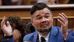 El Congreso de los Diputados ha sido escenario de un duro enfrentamiento dialéctico este martes, donde los líderes de la oposición, Alberto Núñez Feijóo (PP) y Santiago Abascal (Vox), se han burlado abiertamente de la propuesta de Gabriel Rufián para crear una candidatura de izquierdas plurinacional. El portavoz de ERC, quien admitió recientemente que su plan cuenta con "apoyo popular" pero carece de respaldo político entre las formaciones, se convirtió en el blanco de las críticas durante la comparecencia del presidente Pedro Sánchez.