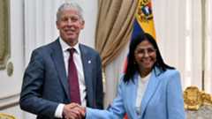 Venezuela ha iniciado una nueva y drástica etapa geopolítica tras la caída del régimen de Nicolás Maduro. Este miércoles, el secretario de Energía de los Estados Unidos, Chris Wright, ha aterrizado en Caracas en lo que se considera la visita de más alto nivel de un funcionario estadounidense en este nuevo periodo. El objetivo es claro: liderar la reconstrucción de la industria petrolera venezolana y consolidar la alianza estratégica con el gobierno de la presidenta encargada, Delcy Rodríguez.Este encuentro se produce en un contexto de cambio profundo tras la operación militar del pasado 3 de enero, en la que participaron 150 aeronaves y que culminó con la captura de Nicolás Maduro, trasladado a Nueva York para enfrentar cargos de narcotráfico. Delcy Rodríguez, hasta entonces vicepresidenta, asumió el cargo el 5 de enero siguiendo la línea de sucesión constitucional.La llegada de Wright, recibido a pie de pista por la jefa diplomática Laura Dogu, simboliza el aval de Washington a este "chavismo reciclado" que ahora busca la apertura económica. Según ha manifestado la Embajada de los Estados Unidos, "su visita es clave para avanzar la visión de Donald Trump de una Venezuela próspera. El sector privado estadounidense será fundamental para impulsar el sector petrolero, modernizar la red eléctrica y desbloquear el enorme potencial de Venezuela".La piedra angular de esta nueva relación económica es la reciente reforma de la Ley de Hidrocarburos, promulgada el 29 de enero. Esta legislación supone un cambio radical respecto a las últimas dos décadas de socialismo, ya que otorga a las empresas privadas el control sobre la producción, la venta de crudo y la fijación de precios, poniendo fin al "monopolio de la estatal Petróleos de Venezuela S.A. (PDVSA)".Para atraer de nuevo a gigantes como ExxonMobil o ConocoPhillips, que abandonaron el país durante las nacionalizaciones de la era de Hugo Chávez, la ley introduce el arbitraje independiente para resolver disputas, eliminando la exclusividad de los tribunales venezolanos controlados por el oficialismo. Aunque la presidenta Rodríguez afirma que la ley "reafirma la soberanía sobre nuestros recursos energéticos", los nuevos términos abren de par en par la puerta a la inversión extranjera masiva.Los resultados financieros de este deshielo ya son visibles. Durante el mes de enero, buques de la petrolera Chevron comenzaron a trasladar crudo a EE. UU., logrando recaudar en una primera fase 500 millones de dólares en el mercado libre, sin los descuentos que aplicaba el anterior gobierno.Por su parte, Donald Trump ha reforzado esta protección económica mediante una orden ejecutiva que garantiza que los ingresos por la venta de petróleo venezolano no sean confiscados por acreedores en procesos judiciales. Con estas medidas, Caracas y Washington preparan el terreno para un cambio estructural que busca devolver a Venezuela su estatus como potencia energética mundial bajo la influencia directa del sector privado estadounidense.