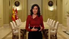 La presidenta de la Comunidad de Madrid, Isabel Díaz Ayuso, ha anunciado su decisión de conceder la Medalla de la Comunidad a Estados Unidos durante su intervención &mdash;mediante mensaje grabado&mdash; en la Prosperity Gala, un evento celebrado en el complejo de Mar-a-Lago que reúne a líderes y referentes de la derecha latinoamericana afín a Donald Trump.El gesto llega en un momento delicado para las relaciones entre Madrid y Washington, marcadas por desacuerdos sobre el gasto en defensa, tensiones comerciales y críticas internacionales a las políticas migratorias estadounidenses, incluidas las redadas del servicio de inmigración.En su mensaje, Ayuso definió a Estados Unidos como un "ejemplo de democracia" y vinculó la situación política del país con la de Cuba y México, situándolas en el mismo marco de reflexión sobre libertad y derechos. No es la primera vez que la dirigente madrileña estrecha lazos con la derecha latinoamericana: en 2019 concedió la misma medalla al opositor venezolano Juan Guaidó y, en 2024, al presidente argentino.Desde el Gobierno central se cuestiona si la dirección nacional del Partido Popular respalda esta decisión, que añade tensión al debate político sobre política exterior y relaciones internacionales.