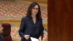 La presidenta de la Comunidad de Madrid, Isabel Díaz Ayuso, ha criticado este jueves a Vox por su amenaza de forzar una repetición electoral en Extremadura. La dirigente del PP ha pedido a la formación que no "boicotee" ni "ponga en peligro" la estrategia conjunta que, a su juicio, mantienen varias comunidades autónomas frente al Gobierno de Pedro Sánchez.Ayuso ha defendido la necesidad de preservar la estabilidad institucional en Extremadura y ha advertido de que una convocatoria anticipada de elecciones podría debilitar la posición de las regiones gobernadas por el Partido Popular en su confrontación política con el Ejecutivo central. En este sentido, ha apelado a la responsabilidad de Vox para evitar una crisis que, según ha señalado, solo beneficiaría al Gobierno.La presidenta madrileña ha insistido en que Madrid y Extremadura comparten una "lucha" común en asuntos como la financiación autonómica, la política fiscal y la defensa de competencias regionales. Por ello, ha subrayado que cualquier movimiento que genere inestabilidad podría afectar a esa estrategia coordinada.Las declaraciones de Ayuso se producen en un contexto de tensión entre PP y Vox en varias comunidades autónomas, donde ambas formaciones han mantenido desencuentros sobre pactos y gobernabilidad.