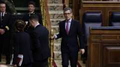 El Congreso de los Diputados ha dado luz verde a la proposición de ley orgánica que busca endurecer el castigo por la comisión reincidente de pequeños delitos. Con un respaldo abrumador de 302 votos a favor, frente a 36 en contra y ocho abstenciones, la iniciativa auspiciada originalmente por Junts pasa ahora al Senado. Este trámite ha evidenciado una fractura en el bloque de investidura, ya que el PSOE ha optado por desmarcarse de su socio de Gobierno, Sumar, para unirse en esta votación a formaciones de la oposición como el PP y Vox, además del PNV.