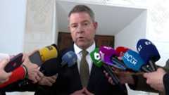 El presidente de Castilla-La Mancha, Emiliano García-Page, expresó críticas hacia el presidente del Gobierno, Pedro Sánchez, por la posibilidad de mantener la convocatoria de elecciones generales después de los comicios municipales y autonómicos previstos para mayo de 2027. Durante declaraciones realizadas ante los medios en Toledo, el dirigente autonómico advirtió que una estrategia política de ese tipo podría perjudicar gravemente a alcaldes, candidatos locales y responsables regionales, señalando que no es razonable sacrificar el trabajo de quienes están en primera línea territorial para sostener únicamente los intereses de la dirección nacional.García-Page subrayó que la estructura del partido no solo debe centrarse en debates ideológicos amplios ni en grandes enfrentamientos políticos a escala estatal, sino también en respaldar a quienes representan al partido en cada municipio y comunidad autónoma. Recordó además que la dirección tiene una responsabilidad compartida con las candidaturas locales y con los actuales alcaldes, quienes afrontan de manera directa las preocupaciones ciudadanas y la gestión diaria. En este sentido, pidió mayor coordinación interna y decisiones estratégicas que tengan en cuenta el impacto real sobre el conjunto del partido y sus representantes territoriales. Asimismo, afirmó que escuchar a las bases fortalecerá la cohesión interna y la confianza electoral.