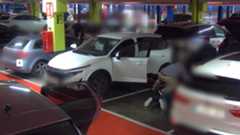 La Policía Nacional ha desarticulado un grupo criminal especializado en robos cometidos en aparcamientos de centros comerciales de Fuenlabrada, en Madrid, utilizando el conocido método de la siembra. Esta técnica delictiva consiste en distraer a las víctimas para aprovechar un descuido y sustraer bolsos, mochilas u otros objetos de valor del interior de sus vehículos. Los tres detenidos, todos ellos de nacionalidad peruana y con edades comprendidas entre los 22 y los 44 años, actuaban de manera coordinada y con un reparto claro de funciones durante cada golpe. Según fuentes policiales, uno de los arrestados contaba además con antecedentes previos por hechos de características similares, lo que facilitó su identificación. La investigación comenzó a mediados del pasado mes de abril tras registrarse un robo en el aparcamiento del centro comercial Loranca, que puso en alerta a los agentes. A partir de ese momento se iniciaron diversas pesquisas, seguimientos y labores de análisis que permitieron localizar a los sospechosos. Finalmente, tras varias semanas de vigilancia, la Policía estableció un dispositivo especial que culminó el 22 de enero con la detención de los tres individuos cuando actuaban in fraganti en otro estacionamiento de la misma localidad. El operativo evitó nuevos robos similares.