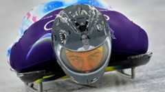 El atleta ucraniano de skeleton Vladyslav Heraskevych dijo que su sueño olímpico se ha esfumado tras ser excluido de la competición el jueves. Heraskevych, uno de los favoritos para ganar una medalla en los Juegos de Milán-Cortina, fue excluido de la carrera tras rechazar una petición de última hora del Comité Olímpico Internacional para que no utilizara un casco en homenaje a los más de 20 atletas y entrenadores fallecidos en la guerra de su país con Rusia.La decisión se tomó aproximadamente 45 minutos antes del inicio de la competición y puso fin a una saga de tres días en la que Heraskevych sabía que se arriesgaba a ser expulsado de los Juegos por llevar el casco, que según el COI incumple las normas que prohíben hacer declaraciones en el campo de juego. "Como atleta, siempre soñé con una medalla olímpica", dijo. "Me la han arrebatado" Heraskevych describió cómo había pasado años preparándose para la competición. "Pasé horas entrenando todos los días durante cuatro años, recorriendo todo el mundo, compitiendo en todas las copas del mundo, para poder estar aquí hoy y competir en los Juegos Olímpicos, el mayor evento de los cuatro años, y me han descalificado y ni siquiera entiendo por qué", afirmó.La Federación Internacional de Bobsleigh y Skeleton afirmó que su decisión de llevar el casco era "incompatible con la Carta Olímpica y las Directrices sobre la expresión de los atletas".