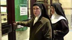 Ocho religiosas del monasterio de Belorado han declarado por presuntos malos tratos a monjas de edad avanzada, en una causa en la que se investigan posibles delitos de coacciones, trato degradante, abandono y omisión del deber de cuidado.La investigación judicial analiza si las religiosas habrían ejercido presión psicológica sobre las mayores y si se produjeron situaciones que pudieran encajar en abandono o desatención. Las diligencias se centran en esclarecer las condiciones de vida dentro de la comunidad y determinar si existieron conductas que vulneraran la integridad moral y los derechos de las afectadas.Según fuentes del caso, las denunciantes relataron episodios relacionados con restricciones, aislamiento y falta de atención adecuada, extremos que deberán ser contrastados durante la instrucción. Por su parte, las investigadas prestaron declaración asistidas por sus abogados y defendieron su actuación.El procedimiento continúa abierto a la espera de nuevas pruebas y testimonios que permitan al juzgado determinar si existen indicios suficientes para la apertura de juicio oral.