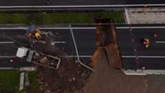 Las autoridades de Portugal gestionan este viernes el colapso de un tramo de la autopista Autopista A1, una de las principales conexiones viarias del país. El derrumbe se produjo cerca de Coímbra después de que el agua desbordada por las intensas lluvias rompiera un dique y socavara la infraestructura.El incidente ha obligado a cortar la circulación en la zona afectada y ha activado un amplio dispositivo de emergencia. Equipos de protección civil y autoridades locales trabajan para evaluar los daños y garantizar la seguridad de los conductores, mientras continúan las labores de inspección técnica.Coímbra permanece en máxima alerta ante el riesgo de nuevas crecidas. Las autoridades no descartan la evacuación preventiva de hasta 9.000 vecinos si el nivel del agua vuelve a aumentar. La ciudad, con unos 135.000 habitantes, sigue de cerca la evolución de la situación meteorológica.La península ibérica ha sufrido en los últimos días un episodio de fuertes tormentas que ha provocado inundaciones generalizadas, cortes de carreteras y daños materiales. Los servicios de emergencia mantienen la vigilancia ante posibles nuevos incidentes derivados del temporal.