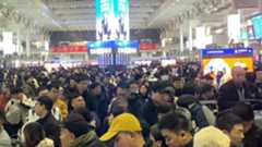 En la víspera del año nuevo chino, salimos de madrugada de la estación de tren de Shanghai, que bullía como un hormiguero. Hemos viajado durante 12 horas hasta Longkou, al noreste de China. Todo el gigante asiático se está moviendo estos días: se estima un récord de 9.500 millones de desplazamientos, el mayor éxodo humano del planeta. Este año, el Gobierno ha ampliado las vacaciones a nueve días, prolongando esa pausa colectiva en la que China, por un instante, deja de producir para volver a casa y descansar. Los trenes que alcanzan los 350 kilómetros por hora cruzan el país con una puntualidad milimétrica. Desde la ventanilla se distinguen aldeas dispersas junto a hileras de rascacielos que surgen en medio de la nada como maquetas a escala real. El desarrollismo desenfrenado que ha vivido China en las últimas décadas se revela como un fenómeno tangible y visible en cada uno de los 160.000 kilómetros operativos de vía, 50.000 de alta velocidad, que conectan nucleos urbanos y rurales por todo el país.