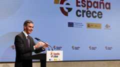 El Gobierno de España ha dado un paso estratégico para intentar resolver uno de los problemas estructurales más graves del país: el acceso al hogar. El presidente, Pedro Sánchez, ha presentado este lunes el nuevo fondo España Crece, una herramienta financiera diseñada para movilizar hasta 23.000 millones de euros en colaboración con el sector privado con el objetivo prioritario de "cerrar el déficit habitacional". Esta iniciativa aspira a financiar la construcción de 15.000 viviendas anuales, reforzando la oferta en un mercado tensionado.La clave de este nuevo instrumento radica en atraer la inversión privada para fines sociales. Sánchez ha sido muy gráfico al explicar que "el fondo extenderá al inversor privado una alfombra roja", aunque ha matizado inmediatamente que esta facilidad se otorga "no para especular con un derecho constitucional, sino para construir un hogar para la mayoría de aquellos ciudadanos y ciudadanas que hoy tienen dificultad, cuando no una imposibilidad, para poder llegar a acceder a una vivienda".Según el jefe del Ejecutivo, la falta de crédito no puede seguir siendo un obstáculo que arrebate a los jóvenes el "horizonte y esperanza" necesario para desarrollar sus proyectos vitales. Por ello, ha calificado el proyecto como "ese es nuestro compromiso, el mayor volumen de financiación pública y privada en condiciones ventajosas de nuestra historia para combatir lo que hoy es una crisis habitacional".El fondo España Crece no parte de cero, sino que supone una transformación profunda del Instituto de Crédito Oficial (ICO). En la práctica, el Gobierno desviará 10.500 millones de euros de los préstamos de los fondos europeos Next Generation para triplicar el capital del ICO, convirtiéndolo en un banco de promoción pública similar a los de otros países de la Unión Europea. El objetivo global del fondo es extraordinariamente ambicioso: movilizar un total de 120.000 millones de euros entre capital público y privado.El ministro de Economía, Carlos Cuerpo, ha detallado que esta potencia financiera se utilizará "donde haya brechas de mercado". El Estado busca posicionarse como uno de los "accionistas pacientes de largo plazo en proyectos transformadores", cubriendo aquellos fallos de mercado donde la banca comercial no llega por falta de historial crediticio de los solicitantes.Durante la presentación, Sánchez no ha ocultado el trasfondo político del nombre elegido para el fondo, señalando que lo ha bautizado así "para que lo tengan que pronunciar aunque sea entre dientes" aquellos sectores que cuestionan la marcha de la economía española. Ante las posibles reticencias de los grandes fondos de inversión sobre el control del instrumento, el presidente ha garantizado que la gestión "será transparente y profesional".Con esta maniobra, el Gobierno intenta relanzar su política de vivienda tras experiencias previas con resultados modestos. La financiación total se nutrirá de 13.300 millones de fondos europeos, de los cuales 2.000 millones irán directos a vivienda, cifra que escalará hasta los 14.000 millones si se suma la capacidad de apalancamiento del ICO.