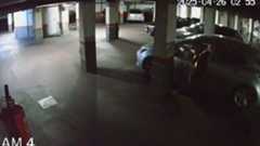 La Policía Nacional ha detenido a un hombre español de 42 años como presunto responsable de hasta 60 robos con fuerza cometidos en el interior de vehículos estacionados en garajes comunitarios del distrito madrileño de Puente de Vallecas. Tras pasar a disposición judicial, el arrestado ha ingresado en prisión por orden del juez, dada la reiteración de los hechos y la gravedad de los mismos.La investigación se puso en marcha después de que los agentes tuvieran constancia de un notable incremento de denuncias por robos en coches aparcados en garajes de la zona. A medida que avanzaron las pesquisas, los investigadores comprobaron que todos los hechos denunciados respondían a un mismo patrón de actuación, lo que apuntaba a un único autor.Según las averiguaciones policiales, el detenido actuaba siguiendo un método muy concreto: permanecía oculto en las inmediaciones de los inmuebles y vigilaba los accesos hasta encontrar el momento oportuno. Cuando algún vecino abría la puerta del garaje para entrar o salir con su vehículo, el sospechoso aprovechaba para colarse sin levantar sospechas y cometer los robos en el interior de los coches estacionados.