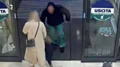 Las puertas de un supermercado de Bérgamo se abren, la madre camina de la mano con su hija de un año y medio hacia la salida, el padre de la niña está a su lado empujando el carrito de la compra. Justo antes de que crucen el umbral, un hombre de 47 años, rumano, sin domicilio fijo, los intercepta, agarra a la pequeña por la pierna derecha y tira de ella, tratando de arrancarla de los brazos de su madre, que no la suelta. La terrible agresión, que duró unos segundos, fue grabada por las cámaras del supermercado Esselunga. El hombre, retenido por el marido, los guardias de seguridad y otros clientes, fue detenido por la policía y llevado a prisión por intento de secuestro agravado y lesiones, también agravadas. La niña, zarandeada, tiene un fémur roto.