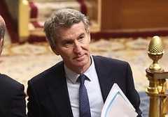 Alberto Núñez Feijóo regresa a su escaño tras una de sus intervenciones en el pleno del Congreso este miércoles